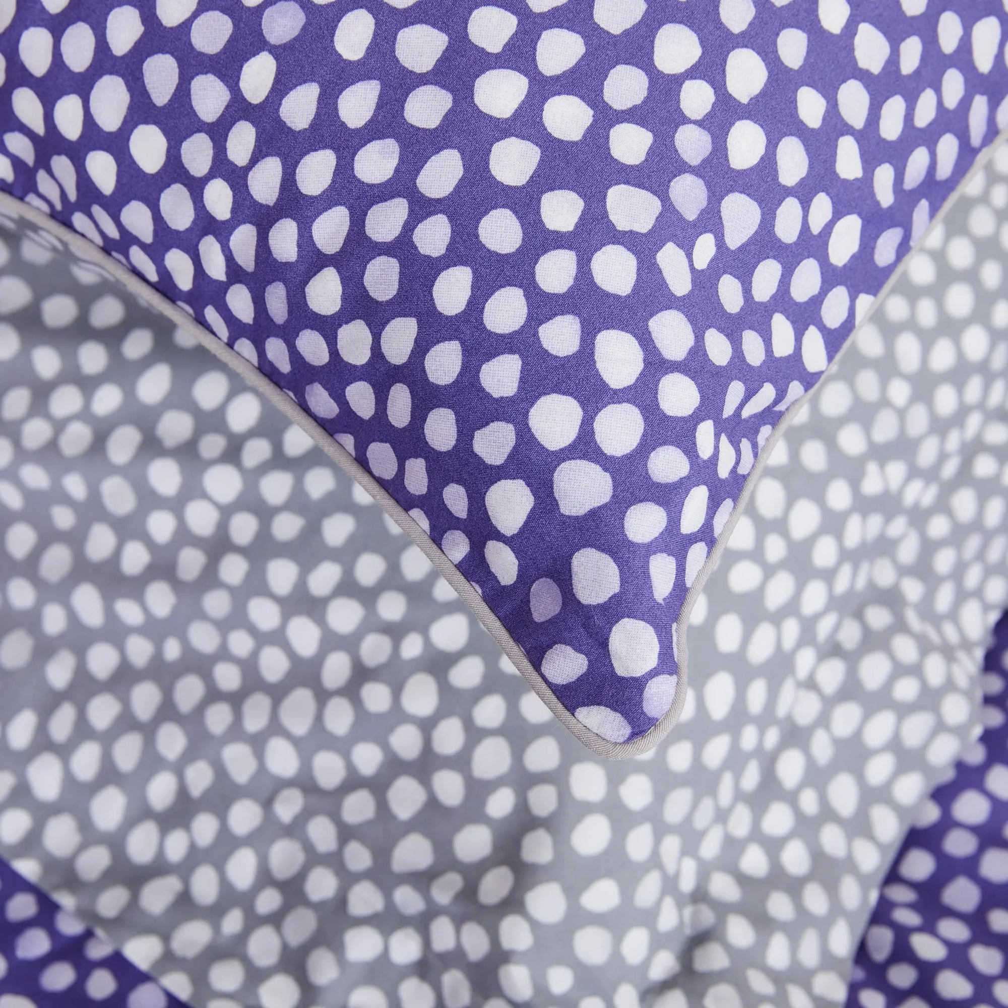 Bettwäsche-Set aus Baumwolle mit lila und grauen Polka-Dots (FR)